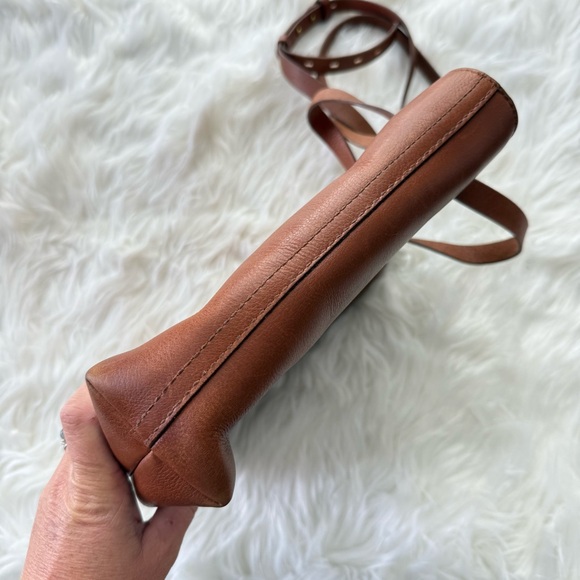 Madewell | The Zip-Top Transport Crossbody English Saddle Brown Pebbled Leather - Picture 8 of 14